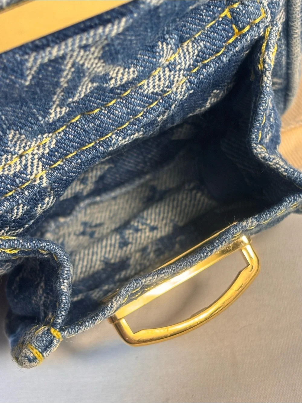 Louis Vuitton excellent dust
